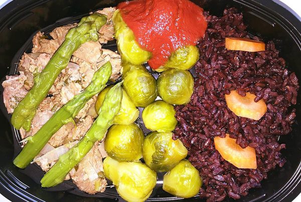 Телешко с черен императорски ориз, брюкселско зеле, аспержи и био доматена салца