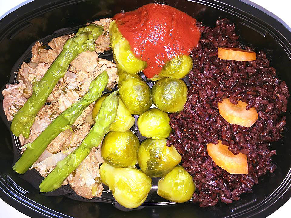 Телешко с черен императорски ориз, брюкселско зеле, аспержи и био доматена салца