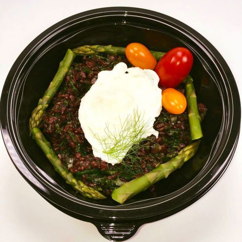 Черен императорзки ориз, аспержи с яйце и цветни чери домати