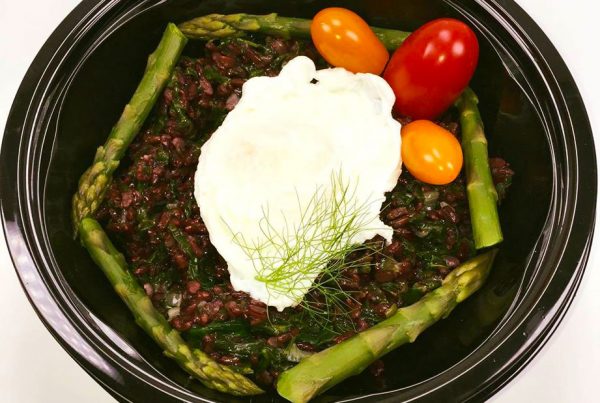 Черен императорзки ориз, аспержи с яйце и цветни чери домати