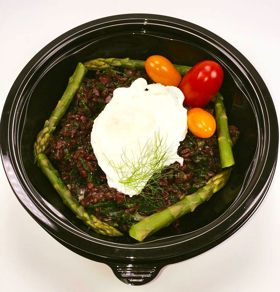 Черен императорзки ориз, аспержи с яйце и цветни чери домати