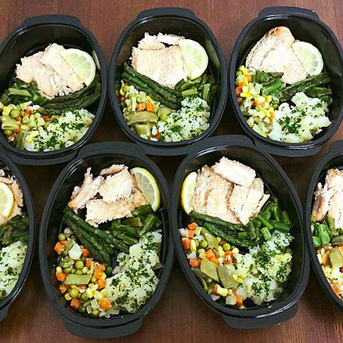 Сьомга с аспержи, картофено пюре и зеленчуци