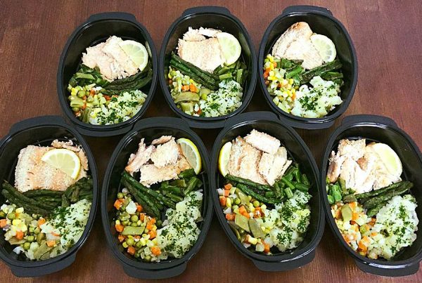 Сьомга с аспержи, картофено пюре и зеленчуци