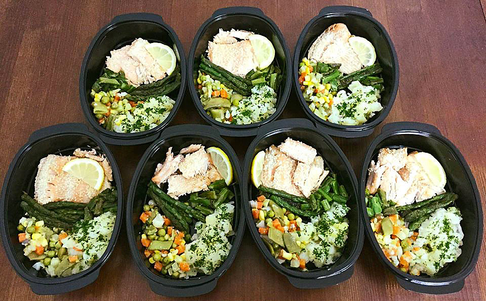 Сьомга с аспержи, картофено пюре и зеленчуци