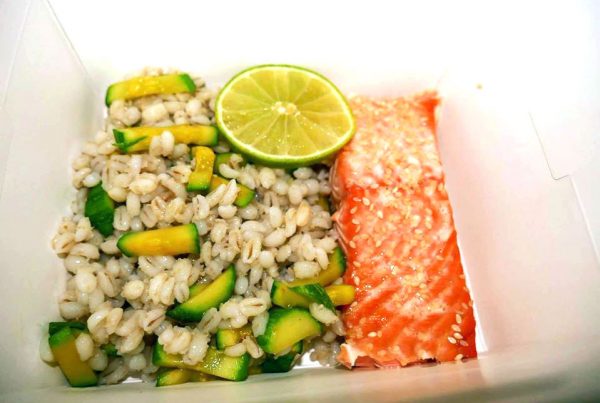 Филе от сьомга с ечемик и гриловани тиквички
