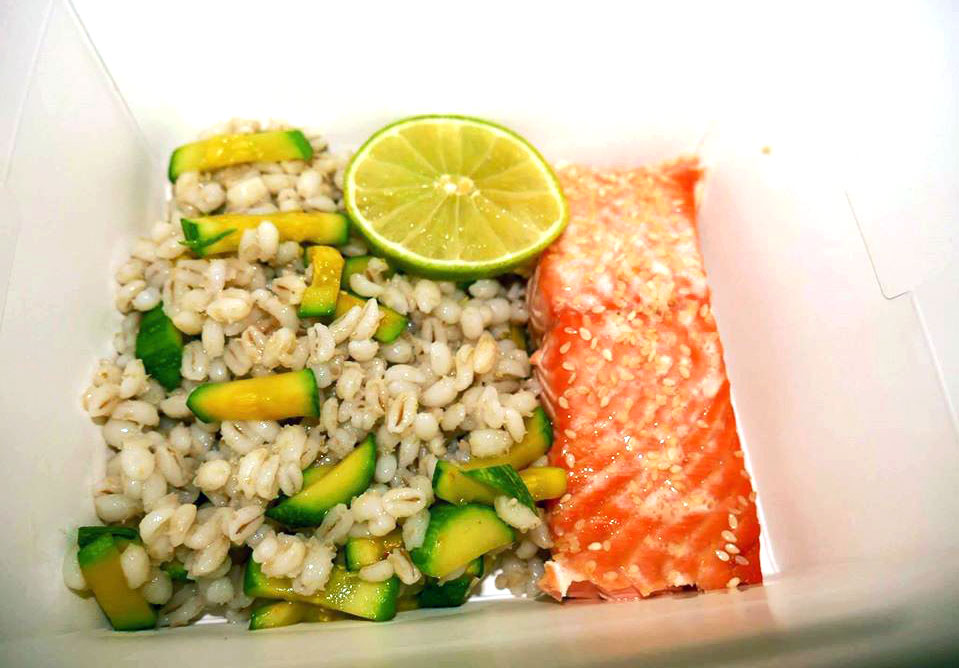 Филе от сьомга с ечемик и гриловани тиквички