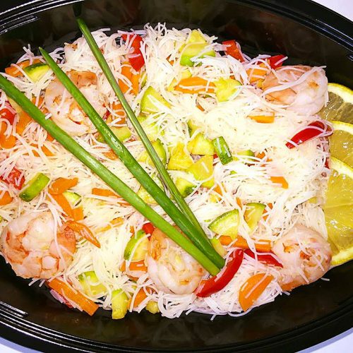 Оризови спагети със скариди, гриловани зеленчуци и див лук