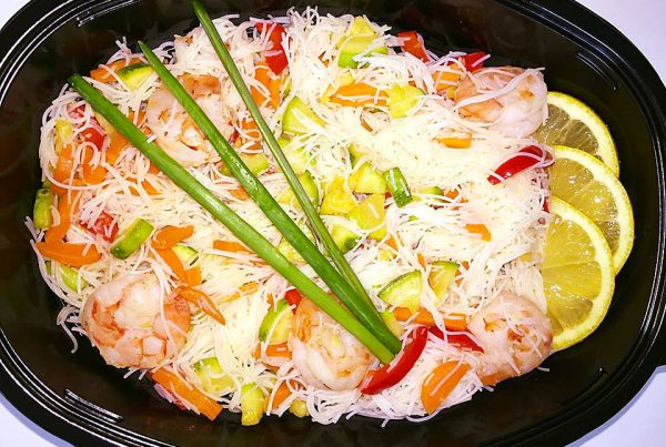 Оризови спагети със скариди, гриловани зеленчуци и див лук