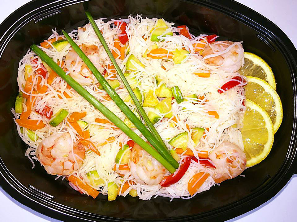 Оризови спагети със скариди, гриловани зеленчуци и див лук