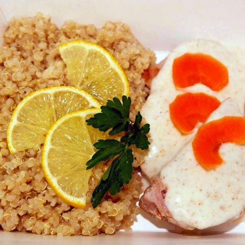 Бяла киноа и пуешко филе със сос