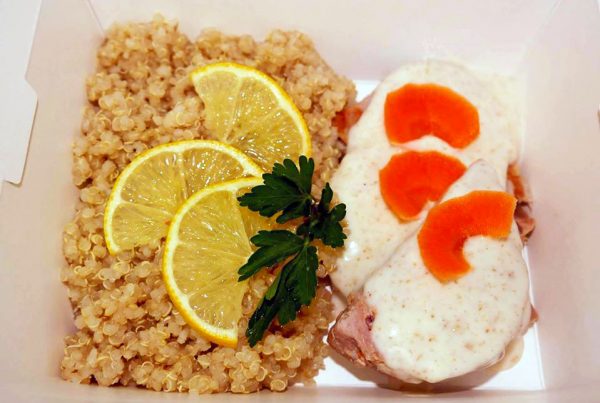 Бяла киноа и пуешко филе със сос