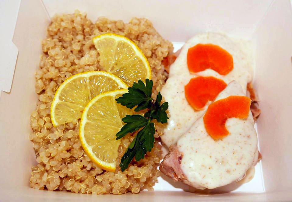 Бяла киноа и пуешко филе със сос