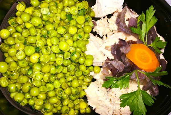 Порция свежо пилешко с грах