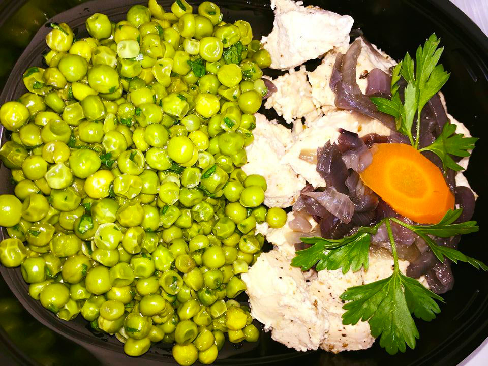 Порция свежо пилешко с грах
