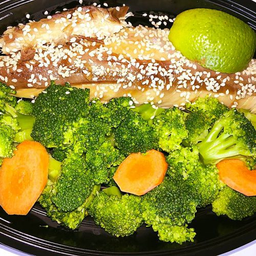 Скумрия със сусам и броколи на пара