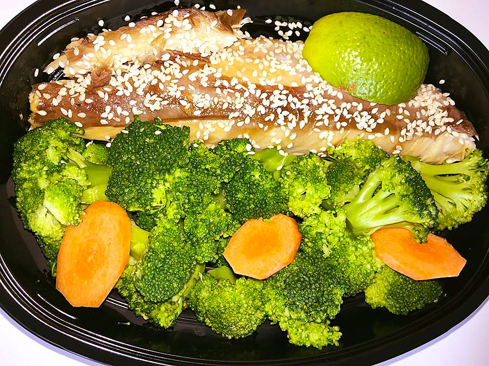 Скумрия със сусам и броколи на пара