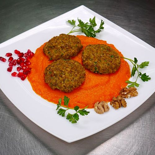 Кюфтета от елда върху морковено пюре
