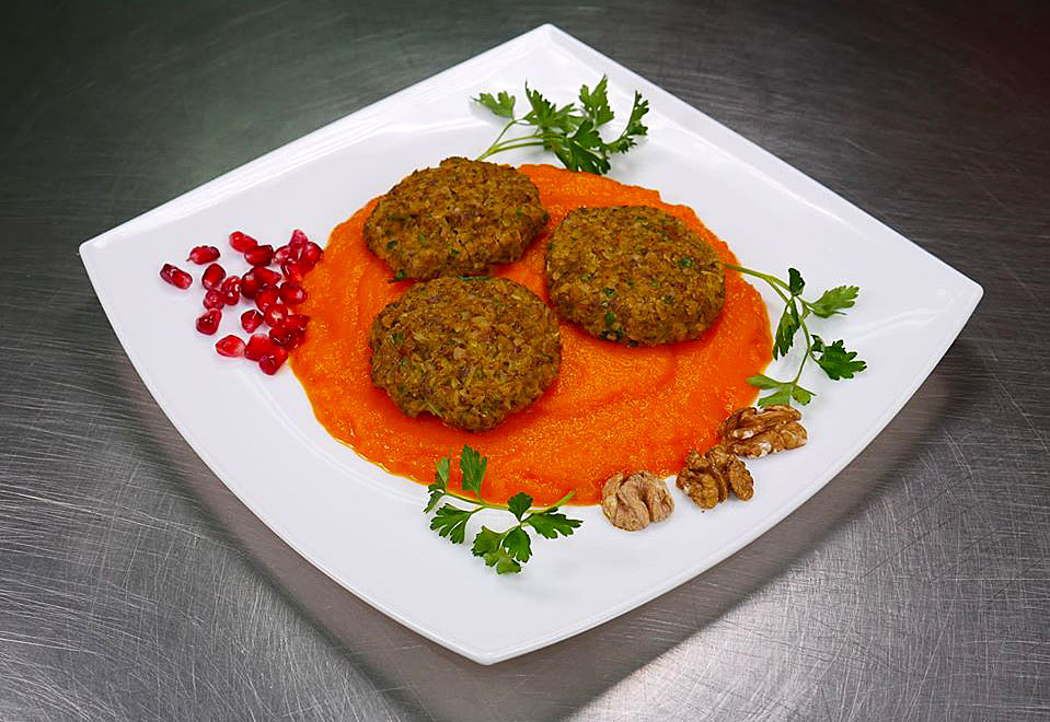 Кюфтета от елда върху морковено пюре