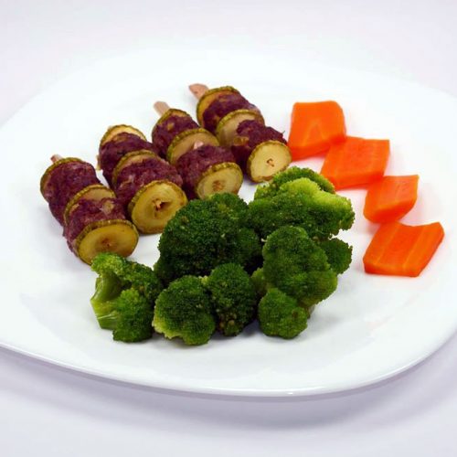 Телешки кюфтенца на шишчета, гриловани тиквичи и броколи с моркови на пара