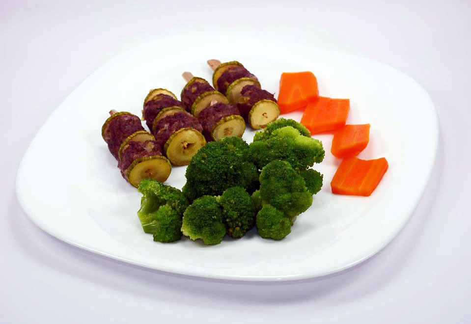 Телешки кюфтенца на шишчета, гриловани тиквичи и броколи с моркови на пара