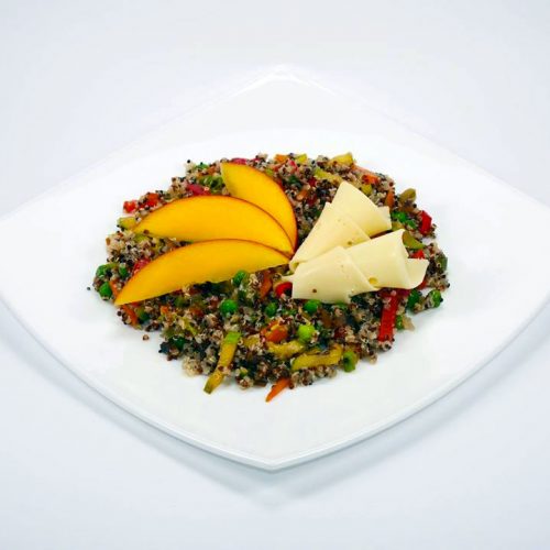Шарена варена киноа с гриловани зеленчуци, сирене ементал и манго