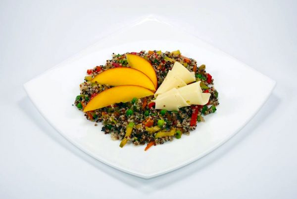 Шарена варена киноа с гриловани зеленчуци, сирене ементал и манго