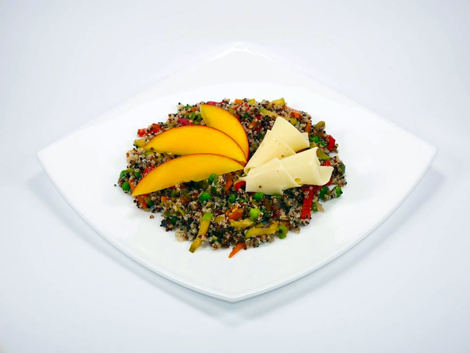 Шарена варена киноа с гриловани зеленчуци, сирене ементал и манго