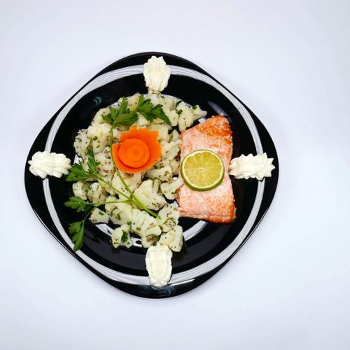 Прясна сьомга със сусам и карфиол на пара със семена