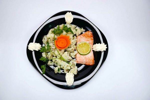 Прясна сьомга със сусам и карфиол на пара със семена