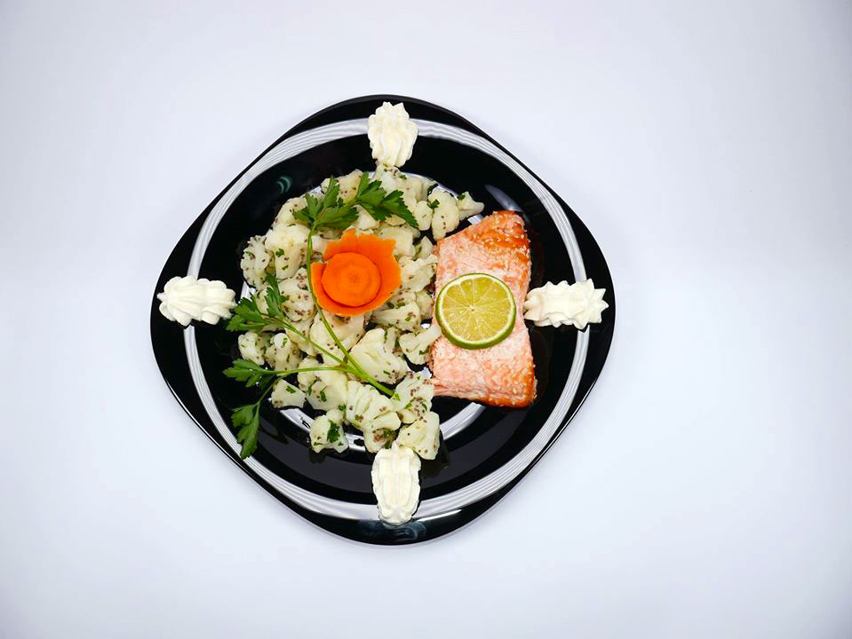 Прясна сьомга със сусам и карфиол на пара със семена