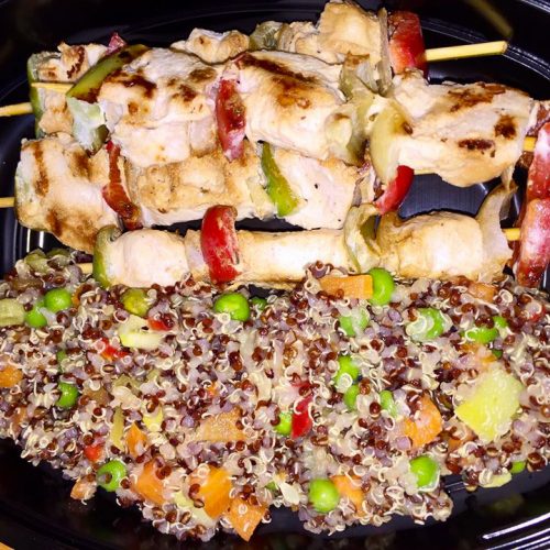 Крехки пуешки шишчета с шарена киноа, пресни зеленчуци и кокосово масло