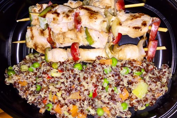 Крехки пуешки шишчета с шарена киноа, пресни зеленчуци и кокосово масло