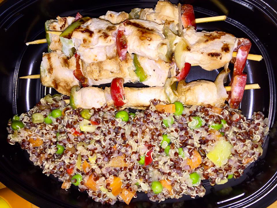 Крехки пуешки шишчета с шарена киноа, пресни зеленчуци и кокосово масло