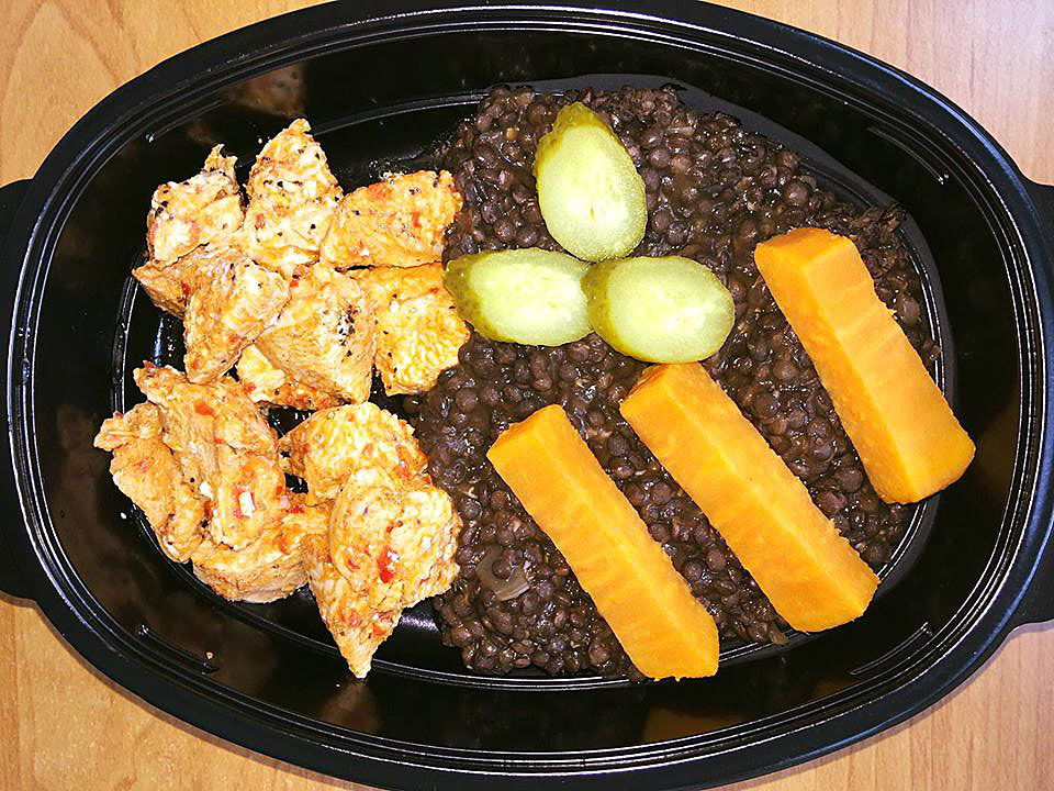 Пуешко с леща белуга, сладък картоф и билки от кухня Fit Panther®