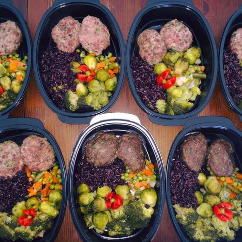 Телешки кюфтенца с черен иператорски ориз и свежи зеленчуци