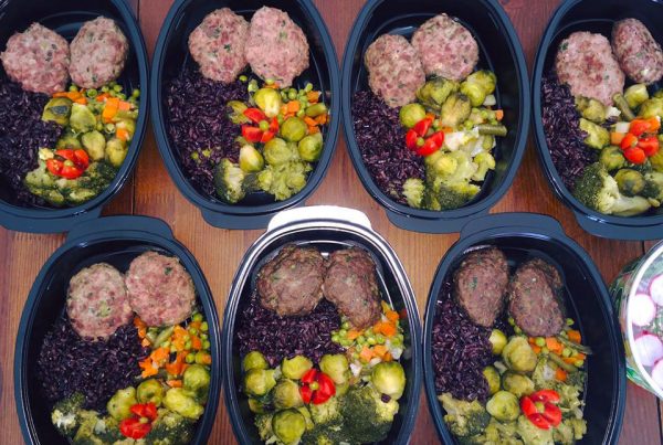 Телешки кюфтенца с черен иператорски ориз и свежи зеленчуци