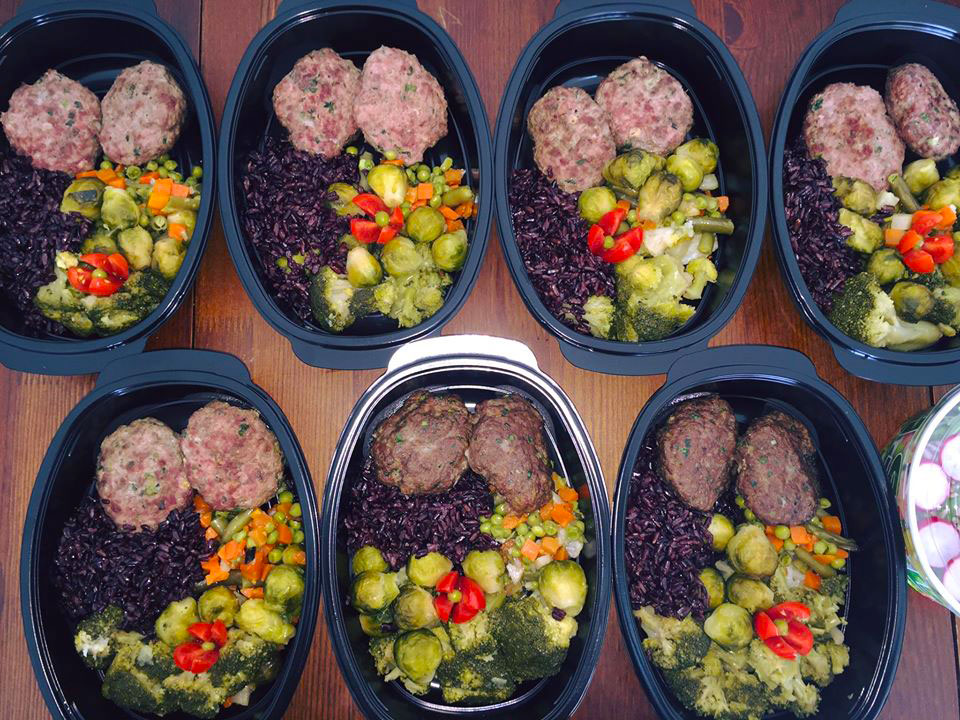 Телешки кюфтенца с черен иператорски ориз и свежи зеленчуци