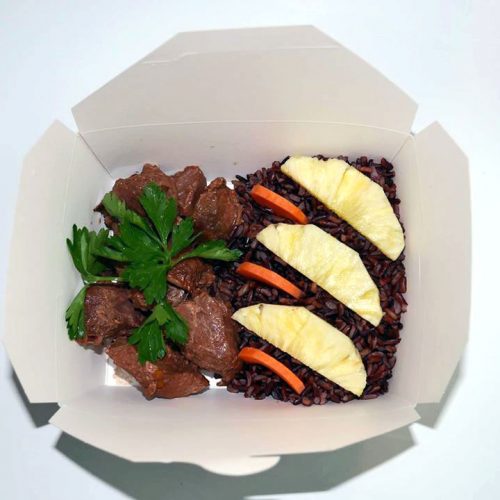 Свежо телешко с черен императорски ориз и грилован ананас