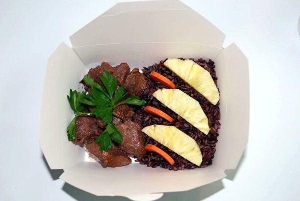 Свежо телешко с черен императорски ориз и грилован ананас