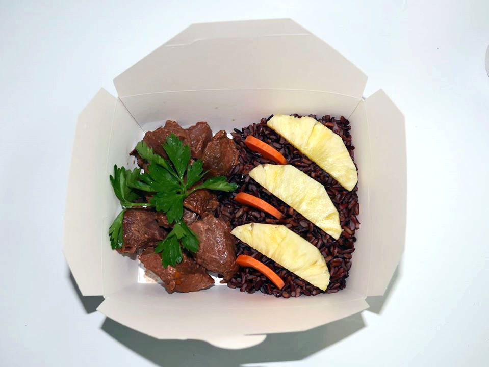 Свежо телешко с черен императорски ориз и грилован ананас