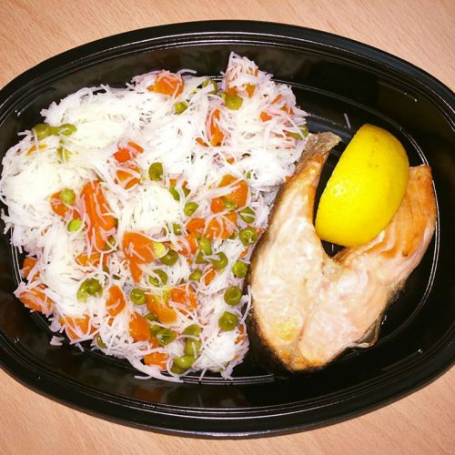 Котлет от сьомга с оризови спагети и свежи зеленчуци