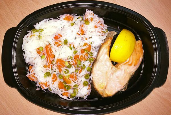 Котлет от сьомга с оризови спагети и свежи зеленчуци