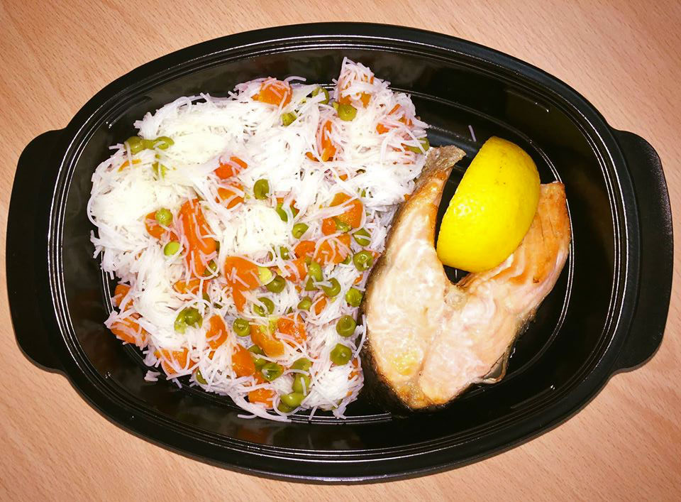 Котлет от сьомга с оризови спагети и свежи зеленчуци