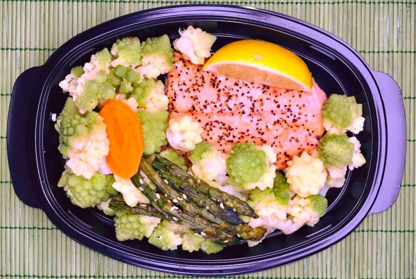 Дива морска сьомга с аспержи и броколи Романеско