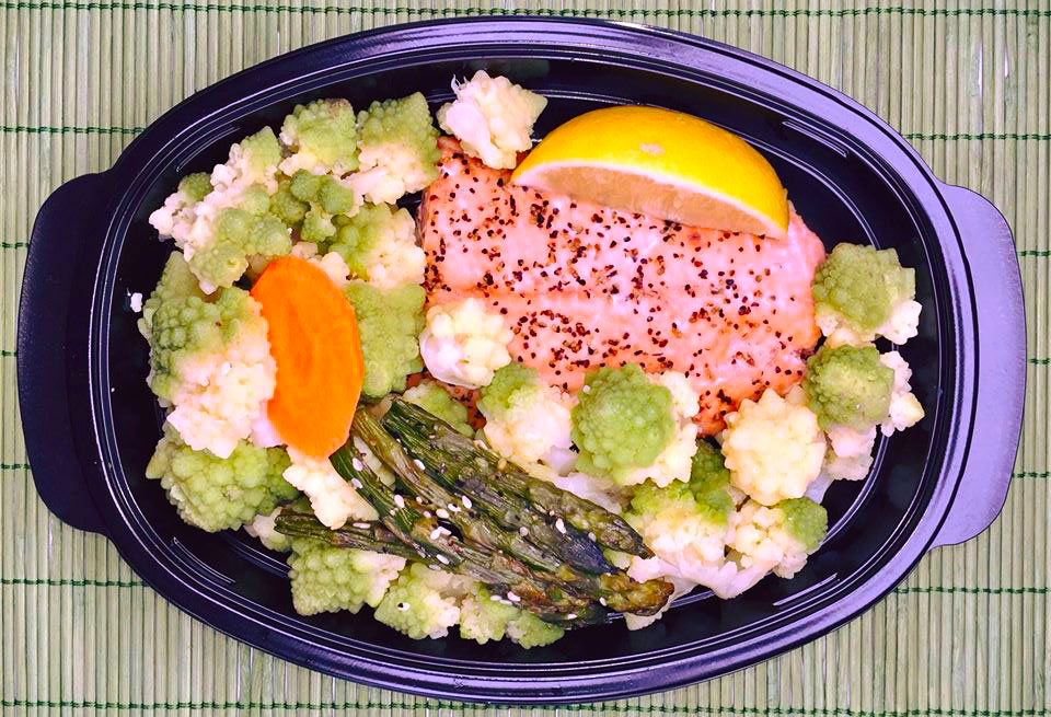 Дива морска сьомга с аспержи и броколи Романеско