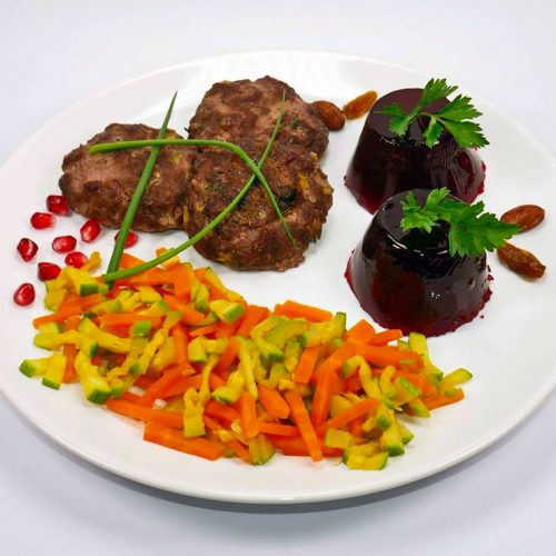 Телешки кюфтета с моркови, тиквички, желирано цвекло и магданоз
