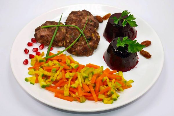 Телешки кюфтета с моркови, тиквички, желирано цвекло и магданоз