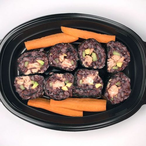 Суши със сьомга, зеленчуци и черен ориз