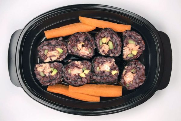 Суши със сьомга, зеленчуци и черен ориз