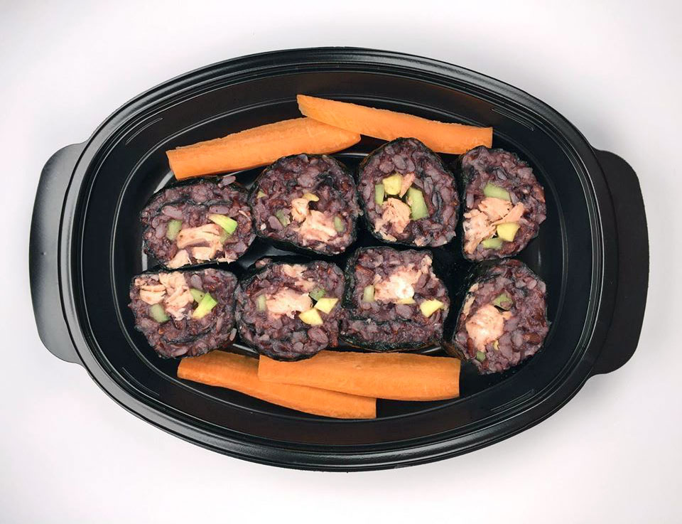 Суши със сьомга, зеленчуци и черен ориз